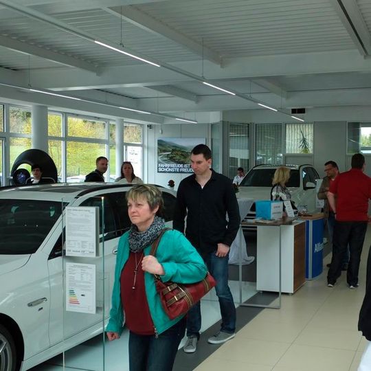 Bei der Neueröffnung konnte sich das Autohaus über reges Besucherinteresse freuen.(Bild:  Autohaus Matthes)