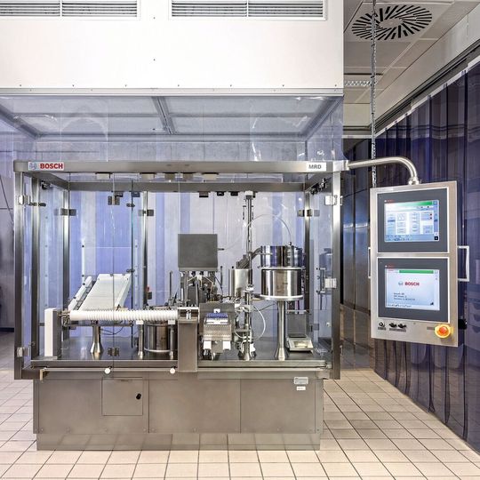 Die Füll- und Verschließmaschine MRD 1010 von Syntegon wurde speziell für die geplante Anwendung von Sanofi angepasst. Die Füll- und Verschließmaschine MRD 1010 von Syntegon wurde speziell für die geplante Anwendung von Sanofi angepasst.