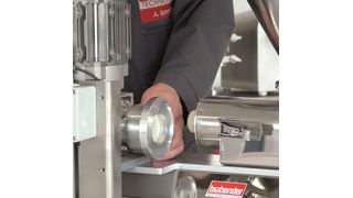 Eine neue Brabender-Dosierlinie namens DS für Kunststoffgranulat kommt jetzt in zwei Versionen und vier Größen, heißt es. Kurze Lieferzeiten, einfaches Handling und die Möglichket zur optimalen Granulatdosierung sollen die Systeme auszeichnen. Hier der Blick auf eine E-Variante. (Barbender)