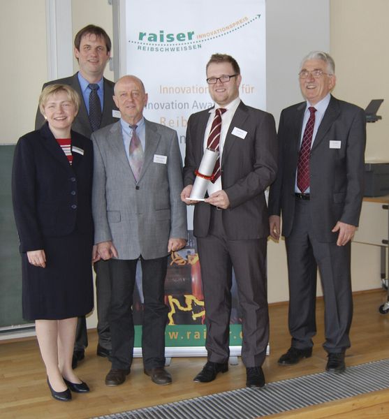 Der Preisträger zusammen mit einem Teil der Jury (v.l.): Prof. Dr. Heidi Cramer (SLV München), Dr. Elmar Raiser (Klaus Raiser GmbH), Dr. Dietmar Schober, Kemal Mucic und Klaus Raiser (Klaus Raiser GmbH). Es fehlen die Jurymitglieder Dr. Axel Meyer (Riftec GmbH) und Stephan Kallee (PST Products GmbH). (Bild: Reiser)