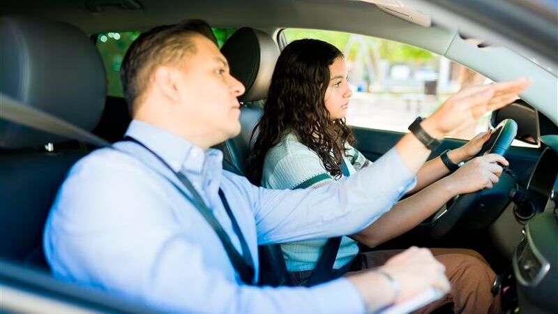 Hierzulande einen Führerschein zu machen, ist mittlerweile oftmals eine teure Angelegenheit. Eine Reform soll das ändern.(Bild:  © AntonioDiaz - stock.adobe.com.jpg)