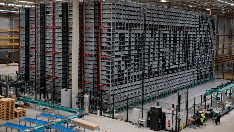 In der automatisierten Anlage können bis zu 15 Kilogramm schwere Teile eingelagert werden. (Bild: Renault)