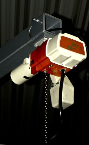 Der Elektrokettenzug EDC ist das tragende Element am Handhabungssystem. (Archiv: Vogel Business Media)