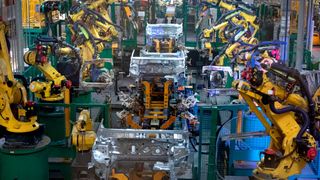 Eine Karosserieschweißerei im russischen Renault-Werk, in der die Modelle Logan, Sandero, Arkana und Duster hergestellt werden. (Picture Alliance/dpa/TASS | Stanislav Krasilnikov)