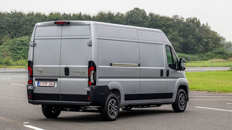 Dass es sich um einen E-Transporter handelt, ist von außen nicht direkt erkennbar. (Bild: Jayson Fong/Toyota)