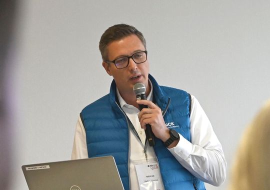 Stefan Schunke von Sick stellte IO-Link Safety vor.(Bild:  Stefanie Michel)