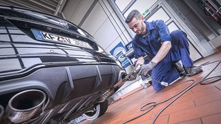 Die Endrohrmessung bringt deutlich mehr Mängel ans Licht als eine rein elektronische Prüfung über die On-Board-Diagnose. (Bild: Promotor/T. Volz)