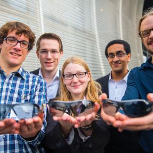 Das siegreiche Team der TU Darmstadt entwickelte eine Schutzbrille, die selbsttätig prüft, ob sie richtig getragen wird.