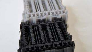 Der Vergleich zwischen den per SLA druckbaren Kunststoffen Accura Xtreme Grey (oben) und dem jetzt bei Speedpart verwendeten, robusten Neuling Accura Xtreme Black, das eine günstige und tiefschwarze Alternative zu per mechanisch bearbeiteten Kunststoffprototypen darstellt ... (Bild: Speedpart)