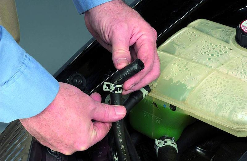 Bei jeder Inspektion sollten die Werkstätten auch alle Schläuche des Kühlsystems kontrollieren. (Archiv: Vogel Business Media)