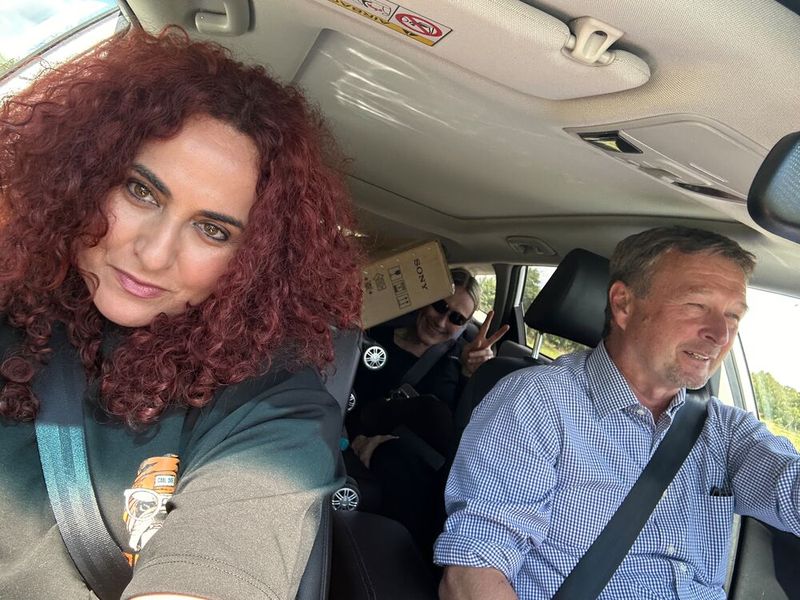 Die arme Kerstin Muller (DynaScan) musste sich zwischen dem Mitbewerbsprodukten einquetchen. Danke lieber Frank Aßmann (DELO) für den Airport Service. (Bild: Vogel IT-Medien GmbH)