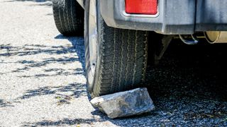 Elektrische Parkbremsen machen eine solche Sicherung beim Parken am Hang überflüssig.  (Bild: Zigmunds - stock.adobe.com)