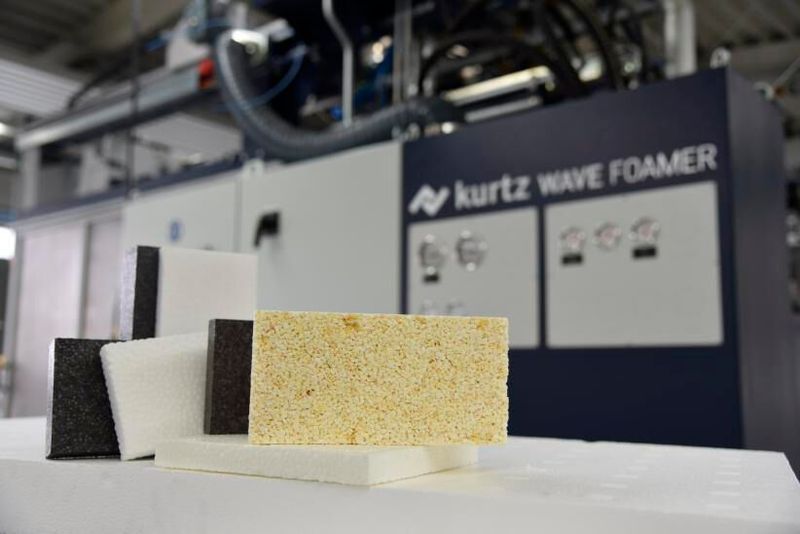 Die Kurtz GmbH hat mit dem Einsatz von Radiofrequenz-Technologie die Herstellung von Formschaumteilen revolutioniert. Neben großen Einsparungen an Wasser und Energie ist am Verfahren besonders innovativ, dass Biopolymere und zu 100 Prozent recycelter Kunststoff im 