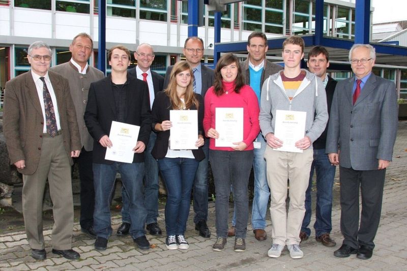 Traumhafte Note: Für ihren Berufsschulabschluss mit einer glatten „1“ erhielt Denise Wiesner (5.v.l.), bei SKF zur Zerspanungsmechanikerin ausgebildet, den Staatspreis der Regierung von Unterfranken. (Bild: SKF)