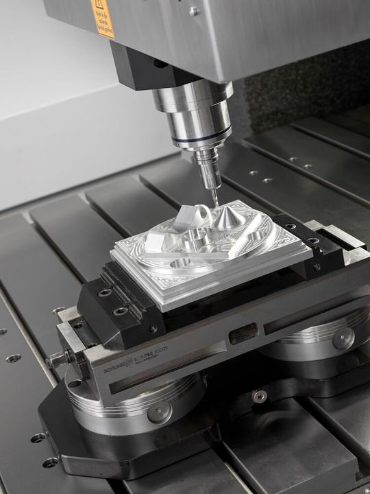 Hier sieht man ein Bearbeitungsbeispiel auf einer Impala 900S von Lang. Die Fräsaufgabe wird übrigens mithilfe eines Nullpunkt-Spannsystems von Schunk unterstützt.(Bild:  Lang)
