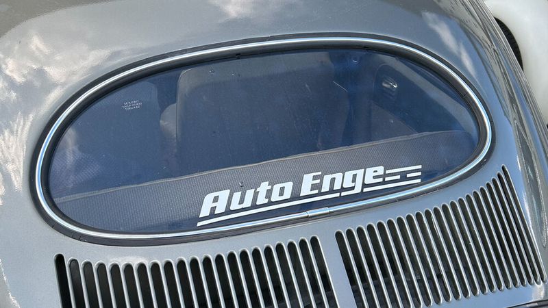 Der Aufkleber an der Heckscheibe erinnert an Auto Enge, eine von ursprünglich 22 autorisierten VW-Werkstätten auf dem Gebiet der damaligen DDR. Die Werkstatt der Eltern von Professor Enge war in Ostrau zwischen Leipzig und Dresden angesiedelt. (Bild: Peter Diehl)