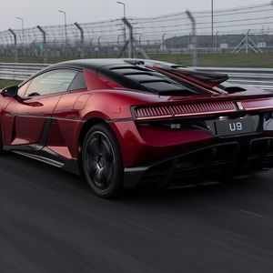 Der flache Zweisitzer verfügt über insgesamt 960 kW/1.305 PS.(Bild:  Yangwang)