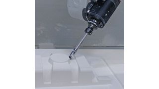 Die Simulation Eureka, die auf NC-Programmen nach dem Postprozessor basiert, verifiziert beim 5-Achs-Fräsen mit lang auskragenden, schräg angestellten Werkzeugen auch schwierige Kollisionssituationen.  (Manfred Lerch)