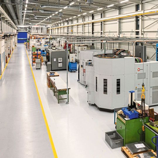 Der Werkzeugbau profitiert von zukunftsweisenden Technologien – vom CAD/CAM über die Auftragsverwaltung und NC-Programmierung bis zu den Bearbeitungsmaschinen sind die Abläufe im Werk 5 bei Jehle weitgehend digitalisiert. Der Werkzeugbau profitiert von zukunftsweisenden Technologien – vom CAD/CAM über die Auftragsverwaltung und NC-Programmierung bis zu den Bearbeitungsmaschinen sind die Abläufe im Werk 5 bei Jehle weitgehend digitalisiert.