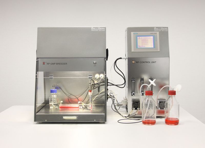 Das System besteht aus einer Brutkammer (li.) und einer Mess- und Steuereinheit. In der Brutkammer gut zu sehen ist das Herzstück: der Einmal-Biroreaktor, in dem die Zellen vermehrt werden. (Proto Labs)