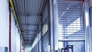 Torlichtgitter in Kombination mit Laserscannern sorgen im Produktionswerk von Linde Material Handling in Aschaffenburg für reibunglose und sichere Staplerverkehre. Bild: Efaflex (Archiv: Vogel Business Media)