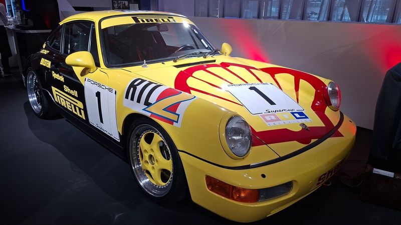 Der erste Carrera Cup wurde 1990 in Deutschland ausgetragen und war der Nachfolger des zuvor von Porsche veranstalteten Porsche 944 Turbo Cup. In den folgenden Jahren wurden weitere nationale Markenpokale in weiteren Ländern in Europa, Asien, Australien und Amerika gegründet. Die Rennveranstaltungen hierzulande werden größtenteils im Rahmenprogramm anderer Rennserien wie der DTM und seit 2016 der ADAC GT Masters durchgeführt. Nach dem 944 Cup war der 911 Cup die zweite Markenrennserie der Marke. (Bild: Dominsky – VCG)