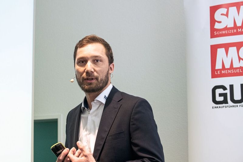 Christoph Keller, Applikations-Techniker bei Dihawag zeigte wie in der Finish-Bearbeitung der Prozess an der Werkzeugschneide beeinflusst werden kann und dadurch die Ergebnisse verbessert werden.  (Bild: Thomas Entzeroth)