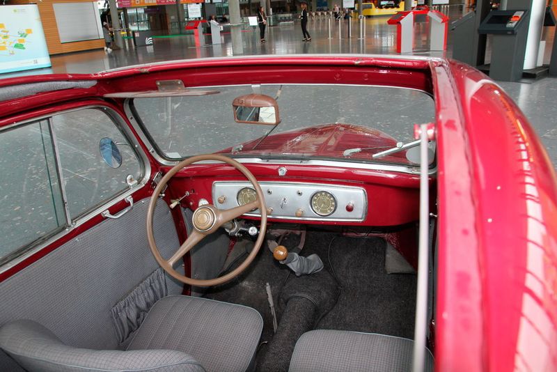 Allerdings in Sachen Instrumentarium lässt dieser Knuffelflitzer aus den 50ern die Gefahr durch Ablenkung via Stereoanlage oder Navi erst gar nicht aufkommen - hatte man mehr Zeit für das Knie der Mitfahrerin und ne Mittelkonsole störte auch noch nicht...;-).... (Bild: Königsreuther)