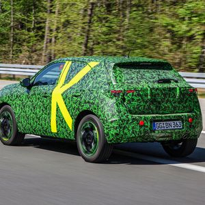 Wie seine Elektrobrüder Peugeot E-2008, DS3 Crossback E-Tense und Corsa-E baut auch der Mokka auf der Compact Modula Platform (CMP) des PSA-Konzerns auf.(Bild:  Opel)