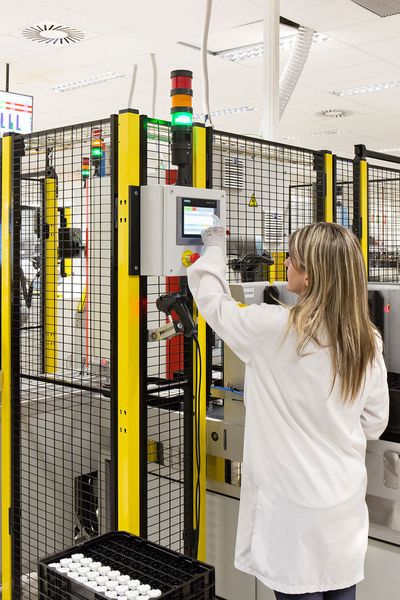 Der Einsatz von Cobots unterstützt die Bediener. Manuelle Aufgaben werden schneller erledigt. Umrüstzeiten sinken.  (Universal Robots)