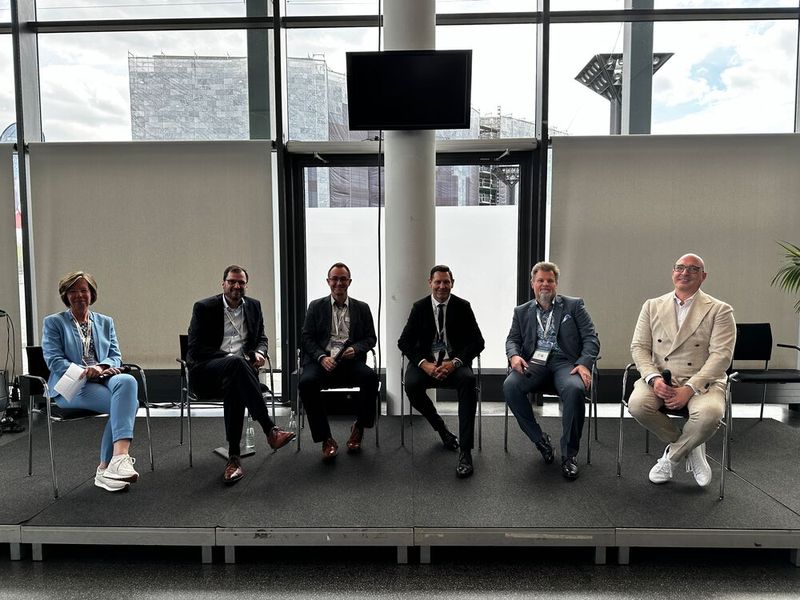 Anja Marohn (Infinigate) und Helge Scherff (Nuvias) führen durch den Roundtable. (Bild: Vogel IT-Medien)