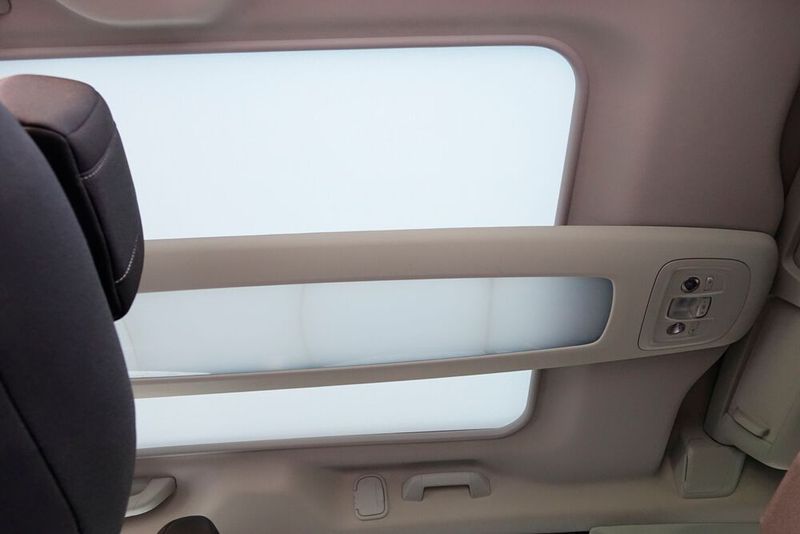 Das große Glasdach macht den Innenraum schön hell, der praktische Nutzen der darunter liegenden Schiene aus durchsichtigem Plastik ist dagegen unklar. (Bild: Rosenow – VCG)