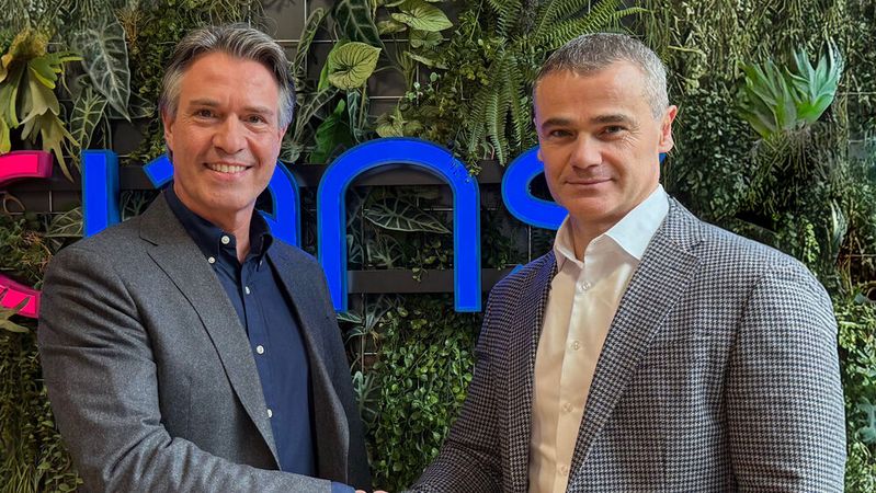 COO Jacques Diaz (l.) und CEO Burim Mirakaj von Axians freuen sich auf die Zusammenarbeit.(Bild:  Axians)