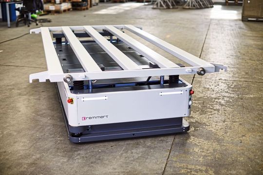 Das Remmert-FTS ist für die Aufnahme und den autonomen Transport von 3015 Blechpaletten bis 3,5 t optimiert. Das Remmert-FTS ist für die Aufnahme und den autonomen Transport von 3015 Blechpaletten bis 3,5 t optimiert.