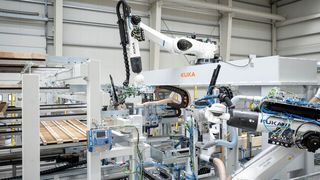 Dieses Kuka-Robotersystem agiert bald im australischen Adelaide beim Unternehmen 5North. Es automatisiert etwa die Fenster- und Türenfertigung, indem es Aussparungen einarbeitet. Lesen Sie mehr dazu ... (Bild: Kuka)