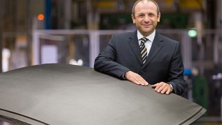 Als Leiter des BMW-Komponentenwerks Landshut erlebt Murat Aksel, wie CFK die Automobilfertigung verändert. (Bild: BMW)