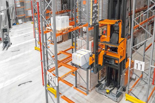 Horizontaler Palettentransport mit dem Hochhubwagen.(Bild:  Gerd Knehr)