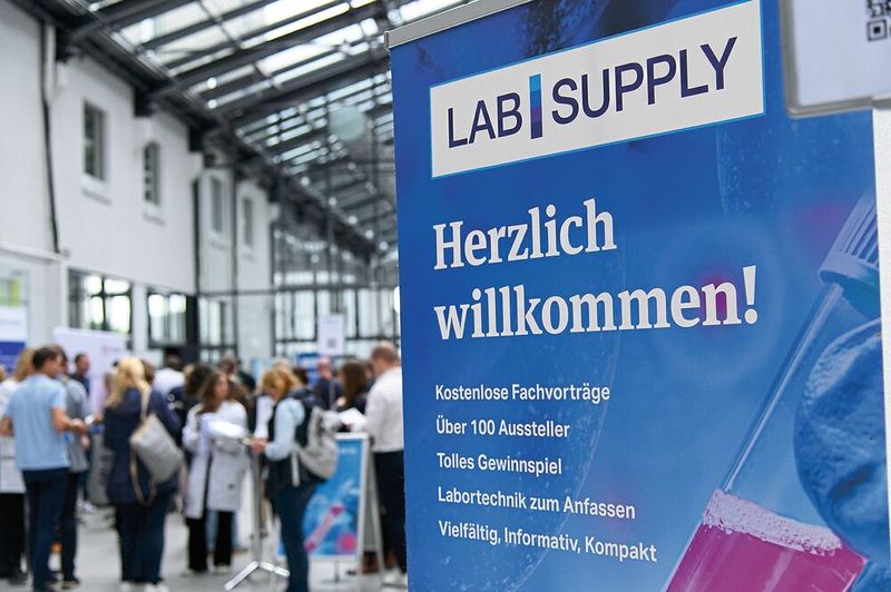 Herzlich willkommen zur LAB-SUPPLY Berlin 2026. In dieser Bildergalerie blicken wir zurück auf den 16. Juni, an dem die Labormesse on Tour wieder einmal in der Hauptstadt zu Gast war. Viel Spaß beim Durchklicken.    Mehr Infos zu den kommenden LAB-SUPPLY-Messen finden Sie auf www.lab-supply.info (Bild: Stefan Stark)