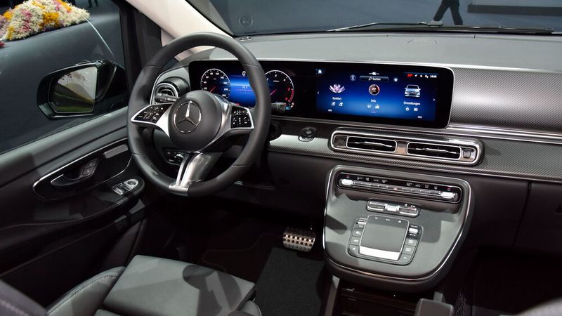 EQV, V-Klasse und V-Klasse Marco Polo haben zwei 12,3 Zoll große Displays in Widescreen-Optik an Bord. (Bild: Simon – VCG)