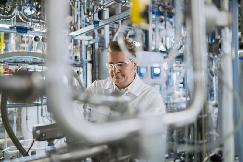 Stefan Elzer, Schichtführer im Biotechnikum, kontrolliert eine laufende Fermentation. In dem Technikum werden neue biotechnologische Verfahren getestet und bestehende Prozesse weiterentwickelt.  (Bild: BASF SE)