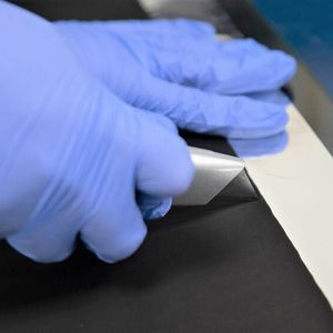 Das besondere Batterieelektrodenmaterial der Neocarbonix-Art von Nanoramic kann einfach verarbeitet werden – wie hier per Cutter-Messer.