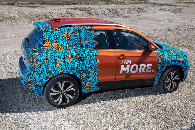 Erst im Herbst will VW den T-Cross ungetarnt zeigen, und auf die Straße kommt das SUV nicht vor Mai 2019.  (Bild: Volkswagen)