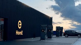 Der Home World Ladepark in Wertheim gilt als einer der modernsten und ist Veranstaltungsort des Tags der Elektromobilität, den der ZDK am 18. September veranstaltet. (Bild: Home World Ladepark )