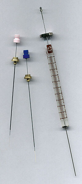 Abb.2: Verschiedene SPME- Fasern mit Faserhalterung neben einer handelsüblichen GC- Injektionsspritze. (Archiv: Vogel Business Media)