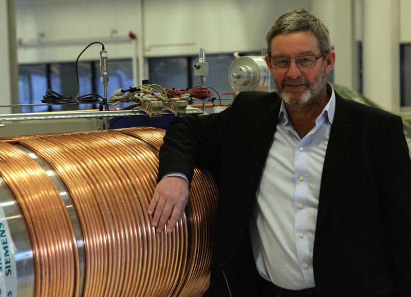 Siemens-Forscher Jan Erik Lystad steht neben einem Hochdruckbehälter im Siemens Subsea Labor in Trondheim. (Siemens)