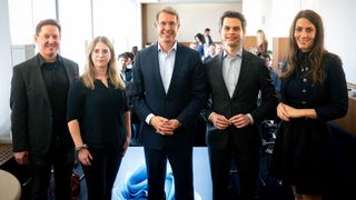 Am Treffen mit den Jungunternehmern nahmen die Bundestagsabgeordneten Hannes Walter (v.l.) Chantal Kopf, Dr. Christoph Ploss (4. v.l.) und Nicole Bauer (r.) teil. ZDK-Geschäftsführer Jürgen Hasler (M.) begrüßte dazu in Berlin rund 30 Teilnehmer. (Bild: ZDK)