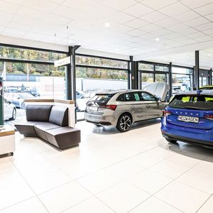 Innen wie außen ist der neue Skoda-Standort in der neuen Skoda-CI gestaltet, die bis Ende des Jahres im gesamten Vertriebsnetz ausgerollt wird.(Bild:  Rainer M. Hohnhaus)