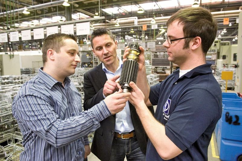 Bild 3: Begutachtung eines beschichteten Wälzfräsers.  (Bild: Oerlikon Balzers)