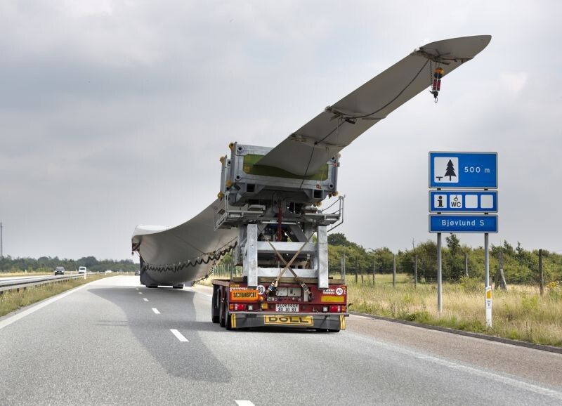 Der erste Prototyp der Weltrekord-Windturbine auf dem Weg durch Dänemark, bei Aufbau und Tests (Siemens)