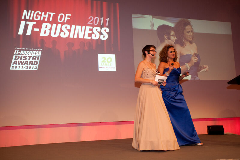 IT-BUSINESS-Redakteurin Sarah Maier und Besa Agaj moderieren die Preisverleihung. (Archiv: Vogel Business Media)